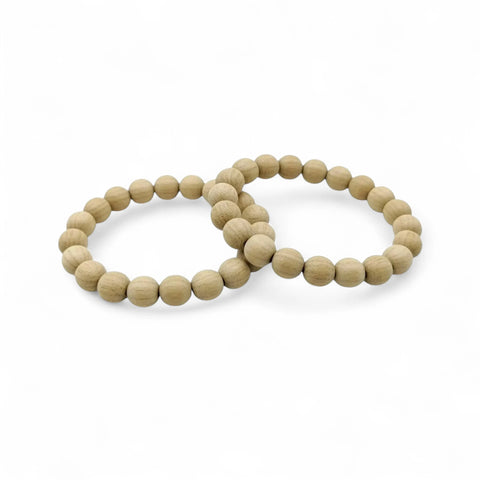 Person wearing bracelet aus White Eichenholz Perlen