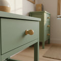 33 mm rund Kiefernholz Möbelknopf installed on cabinet door