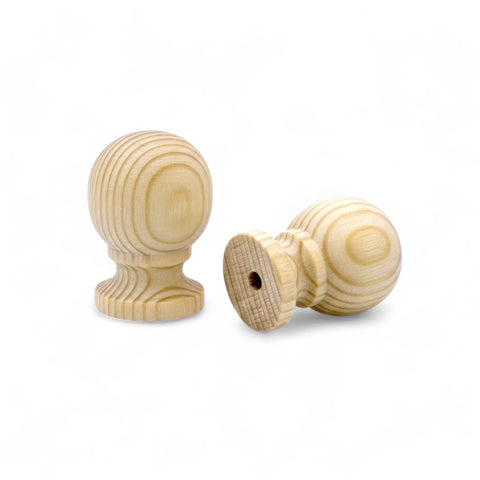 Nahaufnahme von 33 mm Kiefernholz Möbelknopf showing wood grain