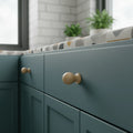 33 mm rund Eschenholz Möbelknopf installed on cabinet door