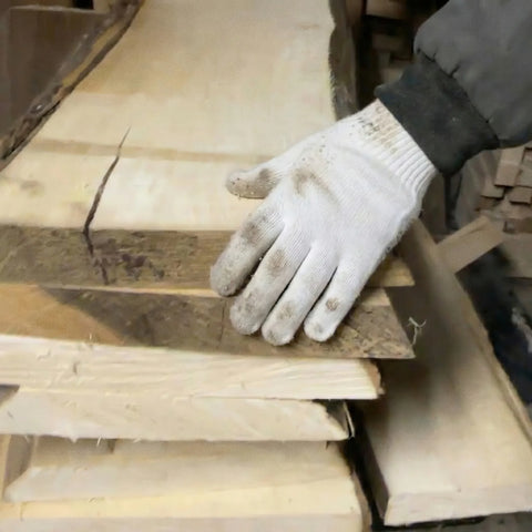 Cut wood blanks prepared für woodturning in Werkstatt