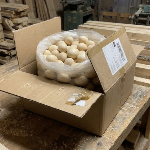 gedrechselte Holzkugeln in der Tasche verpackt versandfertig