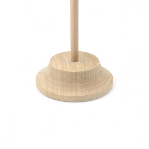 Nahaufnahme von carved base von 33 cm Holz table flag stand
